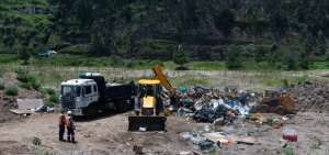 Maquinaria pesada remueve los escombros, temprano hubo quema de basura.
