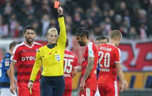 Steinhaus le muestra la roja a Demirbay durante el partido de la semana pasada.