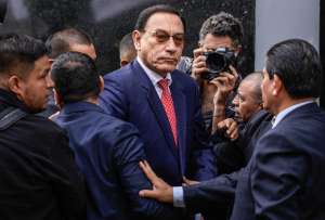 Vizcarra acudió a la audiencia rodeado de seguidores que denuncian persecución política.