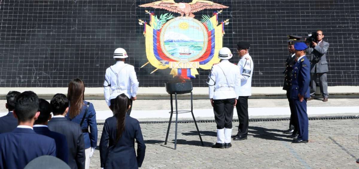 El ministro de Defensa ingres&oacute; junto con el Alto Mando Militar.