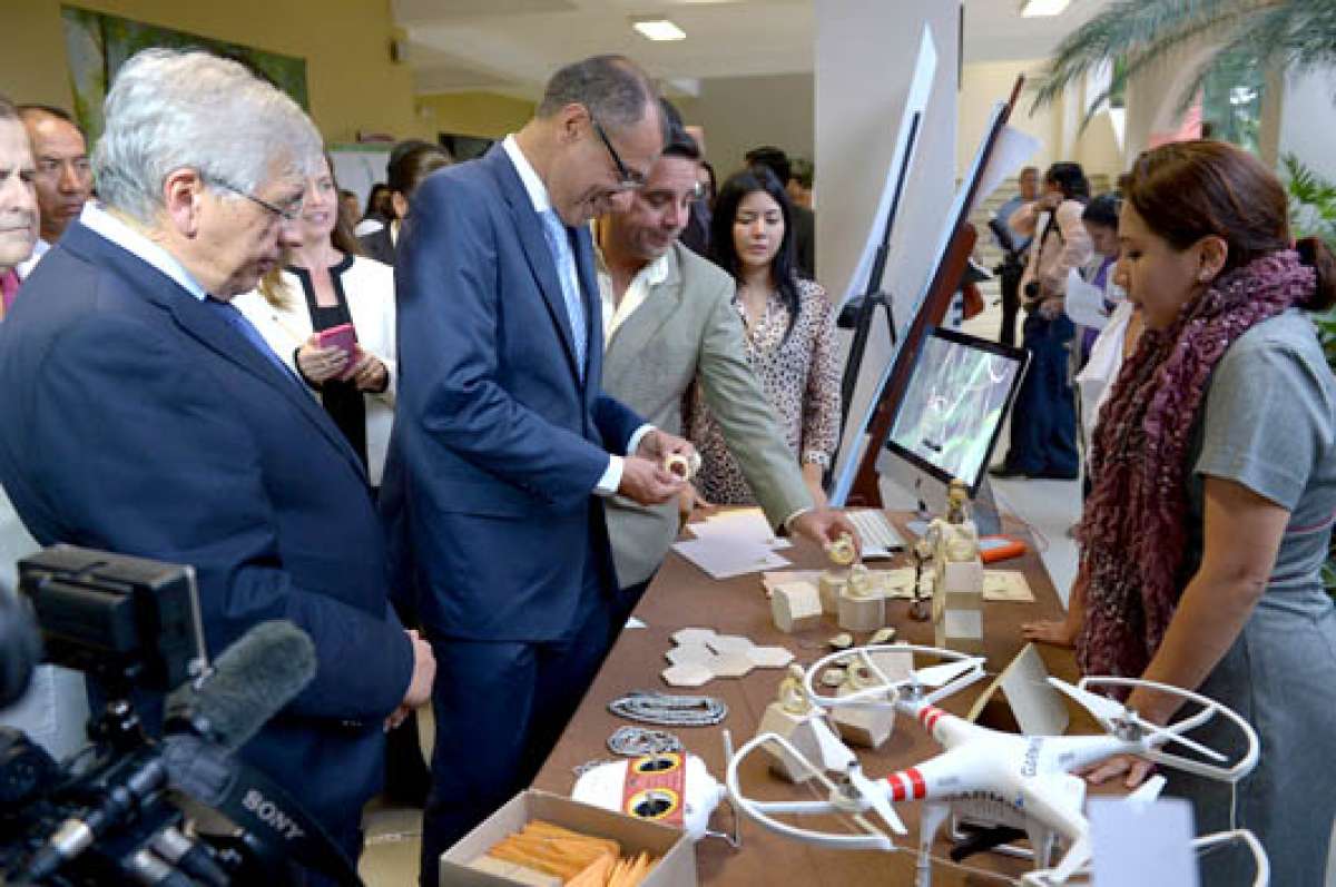 Alumnos de varias facultades de la Universidad de Especialidades Esp&iacute;ritu Santo, en Guayaquil, le presentaron sus trabajos al Segundo Mandatario. Foto: Eduardo Escobar / El Tel&eacute;grafo