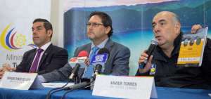  Las autoridades del los ministerios de Turismo y Trabajo, y del Consejo Nacional de Igualdad de Discapacidades (Conadis), durante la rueda de prensa.