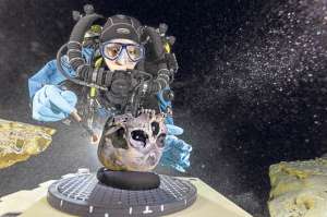 El buzo Susan Bird limpia el cr&aacute;neo humano encontrado en el fondo del Hoyo Negro. Foto: AFP