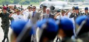 Los ministros Fernando Cordero y C&eacute;sar Navas llegaron a la base a&eacute;rea de Manta escoltados por el nuevo jefe del Comando Conjunto de las FF.AA. y los nuevos comandantes de fuerza, nombrados la semana pasada por el presidente Rafael Correa.