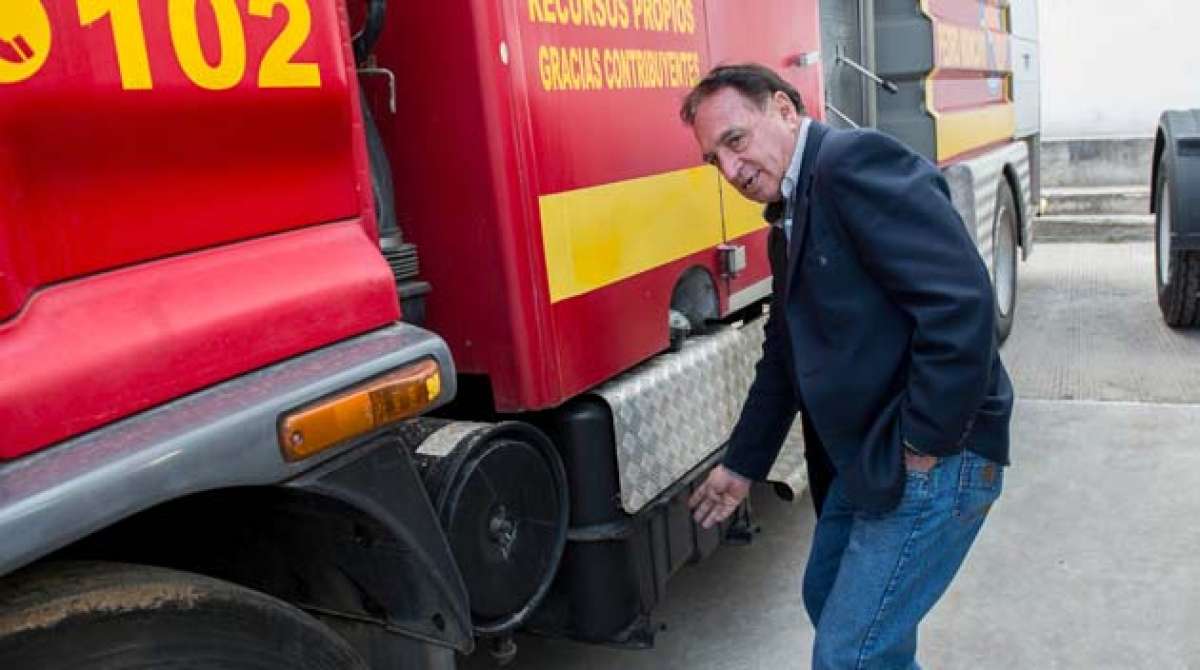 Augusto Cisneros, jefe pol&iacute;tico de Pedro Moncayo, se&ntilde;ala el lugar del veh&iacute;culo donde ocurri&oacute; el accidente de la joven mientras hac&iacute;a sus pr&aacute;cticas. Foto: Marco Salgado.