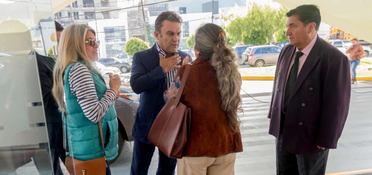 Jos&eacute; Serrano (c) al ingreso al taller de AP donde lo nominaron para presidir la nueva Asamblea Nacional.