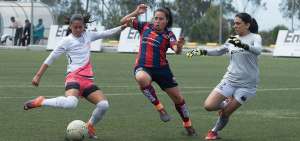 La defensa de Deportivo Quito no pudo detener el poder ofensivo de &Ntilde;a&ntilde;as, que lo gole&oacute; 7-0 en la cancha sint&eacute;tica de la Casa de la Selecci&oacute;n.