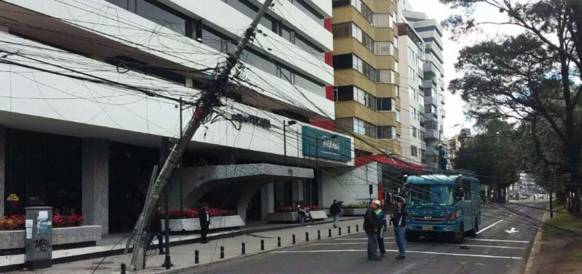 Personal de la Empresa El&eacute;ctrica realiza el mantenimiento del alumbrado.