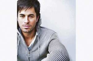 Enrique Iglesias lanza perfume (Video)