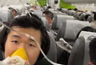 El avión de Spring Airlines aterrizó forzosamente causando terror en los pasajeros.