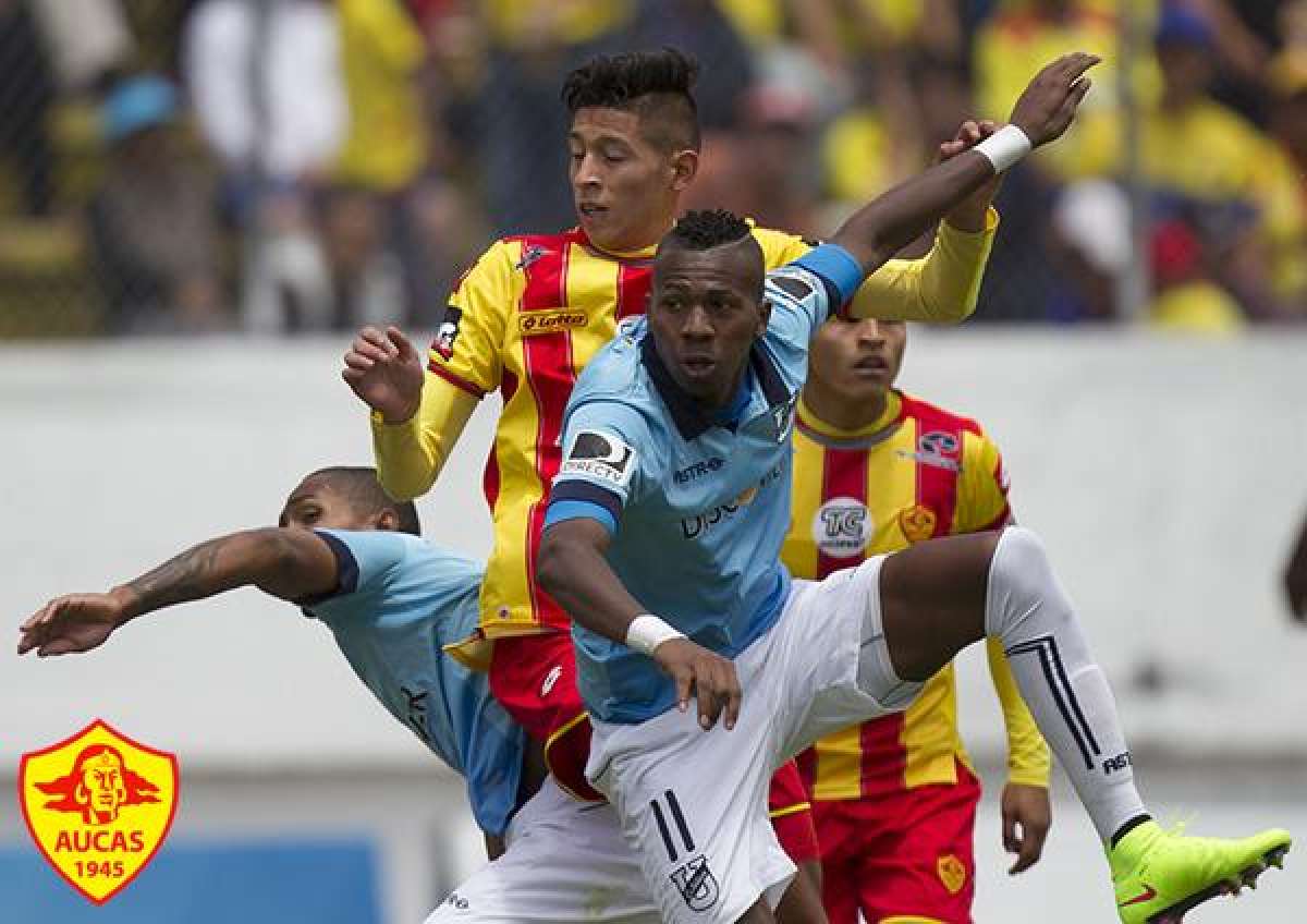 El delantero Jimmy Delgado gana en el cabezazo al zaguero auquista Santiago Mallitasig. Foto: @Aucas45