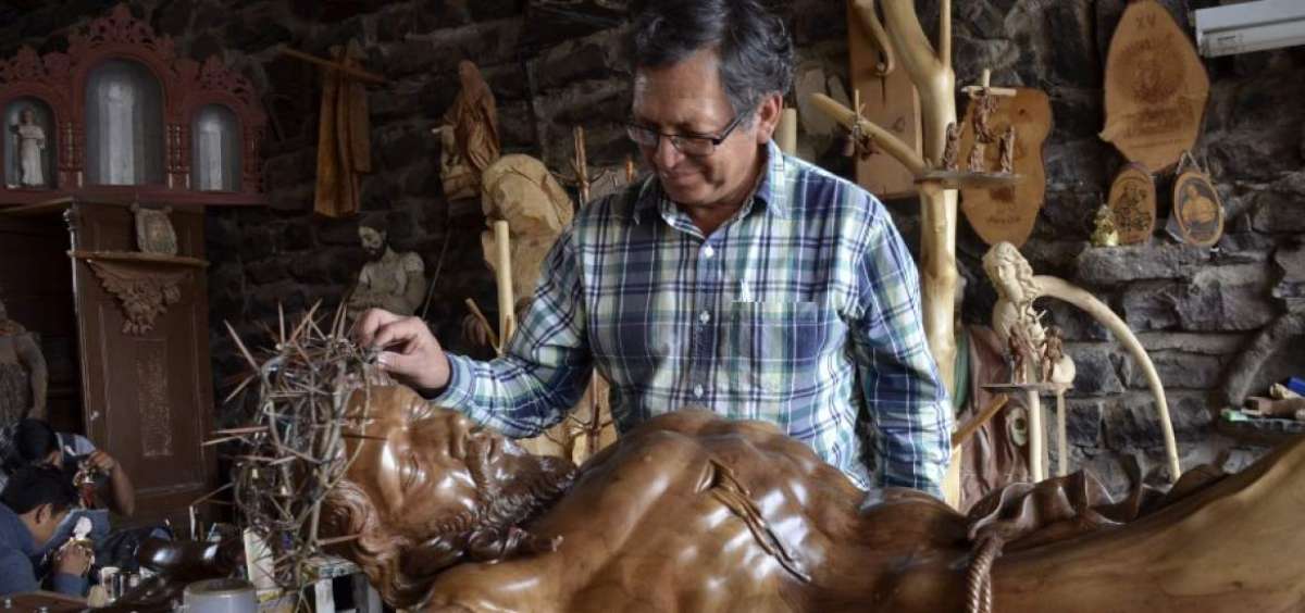 El artesano Daniel Fuente junto a una de sus obras m&aacute;s grande: un crucifijo en tama&ntilde;o real elaborado en madera. Los detalles son esenciales en su obra.    
