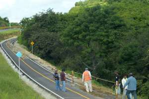 El asfalto de la ciclov&iacute;a se parti&oacute; poco antes de la llegada a la comuna de Cerecita. Foto: Jos&eacute; Mor&aacute;n | El Tel&eacute;grafo