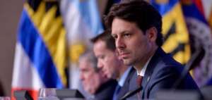 Guillaume Long acepta disculpas del articulista Francisco Carri&oacute;n