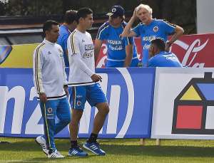 James Rodr&iacute;guez camina alrededor de la cancha acompa&ntilde;ado por el m&eacute;dico Carlos Entrena. Foto: AFP