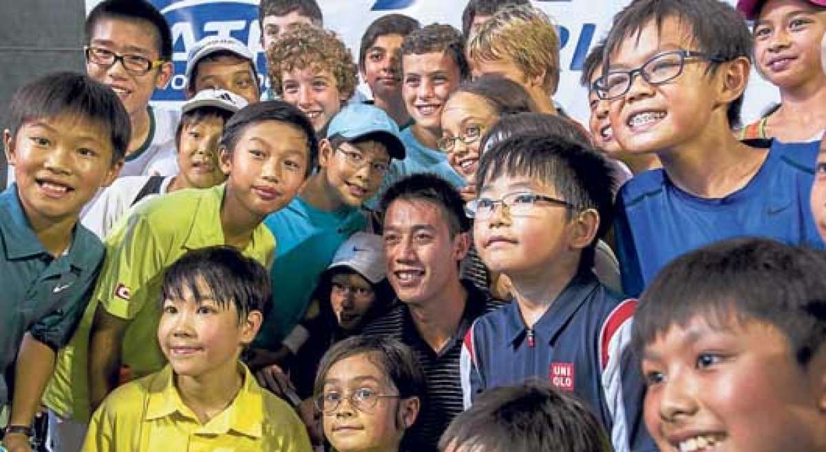 Nishikori (centro), el primer hombre nacido en Asia que alcanza la final de un torneo de Grand Slam, ha sido recibido en Jap&oacute;n como un h&eacute;roe. Foto: AFP.