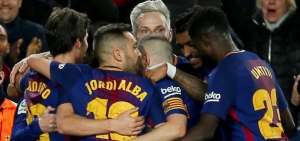 Messi salva de nuevo al Barcelona en sufrida victoria ante Alav&eacute;s