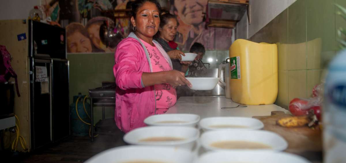 Gloria Armijos (al fondo) y Jeanneth alimentan a los hijos de otras reclusas en el centro de Quito. Si desea colaborar con ellas llamar al 0983360098.