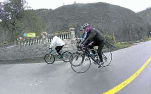 Decenas de ciclistas, ya sea profesionales como aficionados, disfrutan de la antigua v&iacute;a a Flores. Es preciso tener cuidado, pues hay tr&aacute;nsito vehicular. Foto: Roberto Ch&aacute;vez / El Tel&eacute;grafo