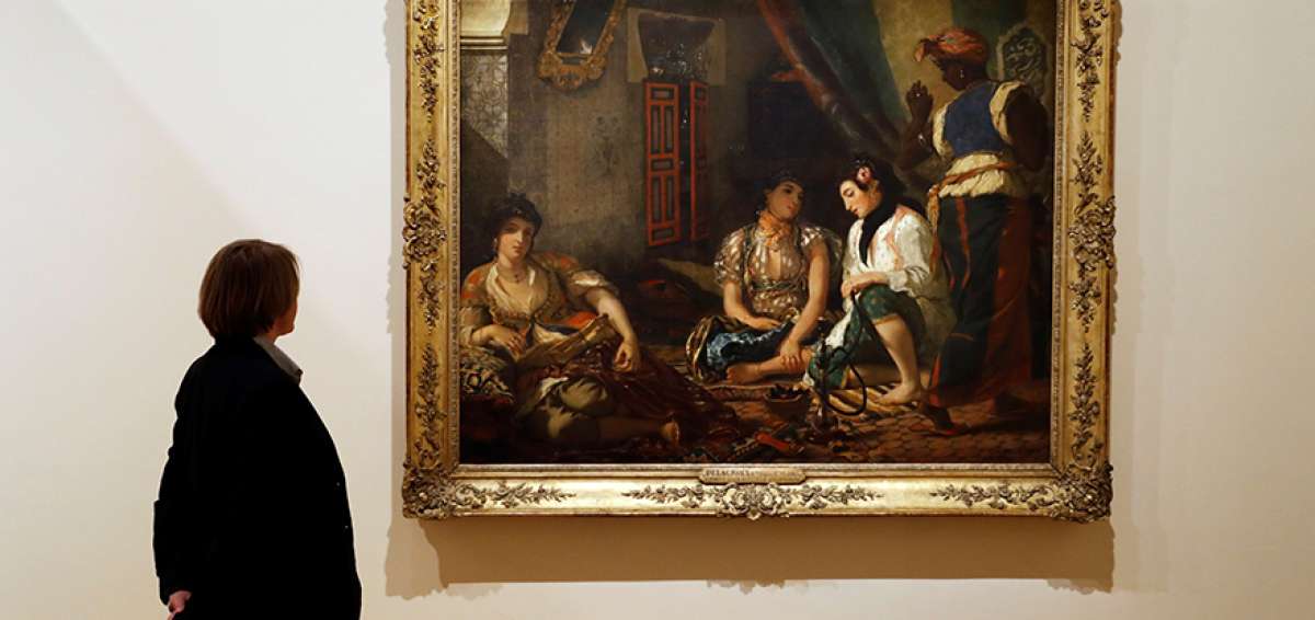 Una visitante observa la obra Femmes d&rsquo;Alger dans leur appartement, durante la presentaci&oacute;n de la exposici&oacute;n centrada en el pintor rom&aacute;ntico franc&eacute;s.