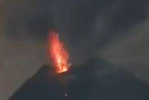 El volcán Sangay continúa con su alta actividad eruptiva