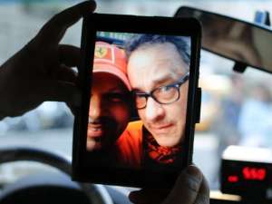 Tom Hanks sorprende a un taxista y lo invita a Broadway