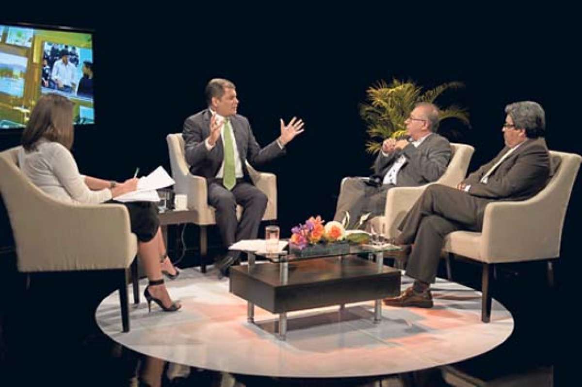 El director de EL TEL&Eacute;GRAFO, Orlando P&eacute;rez; el economista Hern&aacute;n Ramos, y la presentadora, Martha Sandoval, entrevistaron a Rafael Correa. Foto: Marco Salgado/El Tel&eacute;grafo 