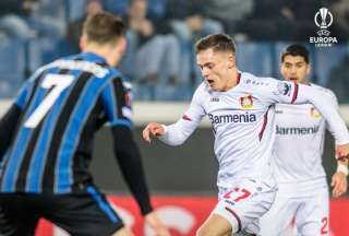 Piero Hincapié miró la derrota del Bayer Leverkusen desde la banca de suplentes