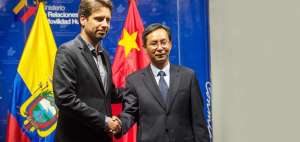 El canciller Guillaume Long junto al  embajador de China en Ecuador, Wang Yulin