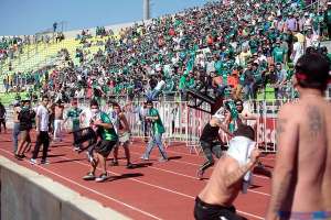 Aficionados chilenos invadieron el campo de juego para pelear. Foto tomada de: @deportes13cl 
