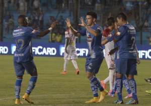 Fernando Gaibor anot&oacute; de penal el &uacute;ltimo gol de Emelec. Foto: Augusto Mor&aacute;n / El Tel&eacute;grafo.
