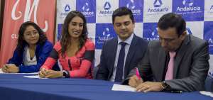 El presidente del club &Ntilde;a&ntilde;as, Marcelo V&aacute;sconez (d), firma el acuerdo que permitir&aacute; que las jugadoras reciban un sueldo mensual durante el torneo.