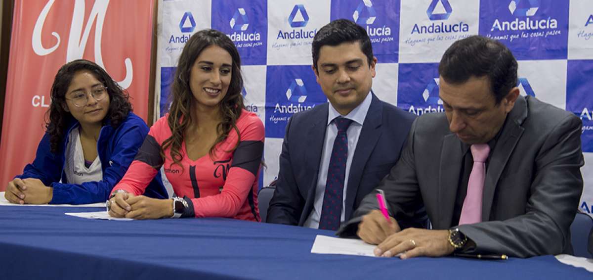El presidente del club &Ntilde;a&ntilde;as, Marcelo V&aacute;sconez (d), firma el acuerdo que permitir&aacute; que las jugadoras reciban un sueldo mensual durante el torneo.