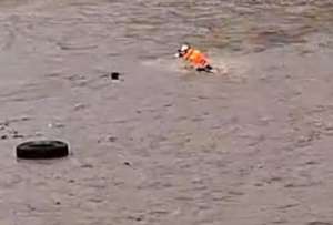 Un polic&iacute;a y un perrito fueron arrastrados por el r&iacute;o