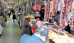 Los comerciantes de c&aacute;rnicos en Cuenca tambi&eacute;n son capacitados en temas de higiene, alimentaci&oacute;n y nutrici&oacute;n saludables. Foto: Fernando Machado/ El Tel&eacute;grafo