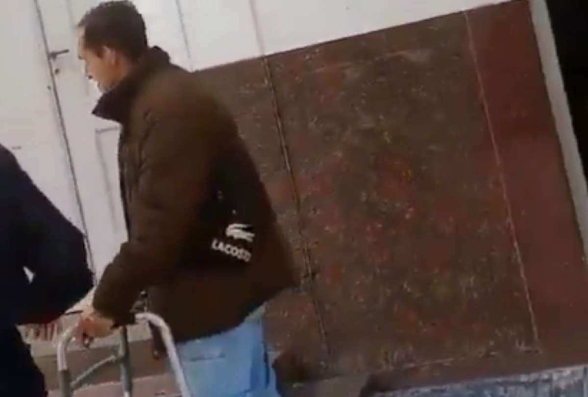 En Argentina. un hombre fingi&oacute; una discapacidad para saltarse la fila en un banco.