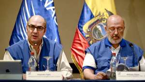 Alejandro Tulio (izq), representante especial de la Misi&oacute;n de la Unasur, y Wilfredo Penco, coordinador general de Unasur, emiten informe. Foto: Andr&eacute;s Darquea | El Tel&eacute;grafo