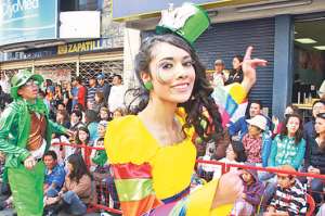 Las comparsas en honor a la capital tungurahuense, cuyas fiestas principales son en febrero, empezaron esta semana. Foto: Roberto Ch&aacute;vez/ El Tel&eacute;grafo