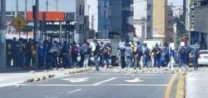 Grupo de j&oacute;venes lanz&oacute; piedras a polic&iacute;as en zona aleda&ntilde;a al colegio Mej&iacute;a