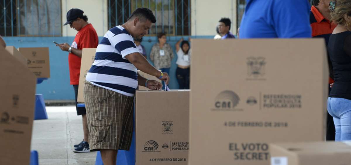 El 4 de febrero el proceso electoral de consulta y referendo se desarroll&oacute; con la presencia de observadores de la OEA, Unasur y Uniore, principalmente.