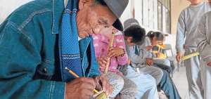 Juli&aacute;n de la Cruz tiene 77 a&ntilde;os. Toda su vida la ha pasado en la comunidad de Cochasqu&iacute;. Desde que era ni&ntilde;o vio c&oacute;mo sus abuelos y vecinos tocaban la flauta de carrizo en los huasipungos. &Eacute;l aprendi&oacute; de ellos.  Foto: Miguel Jim&eacute;nez/ El Tel&eacute;grafo
