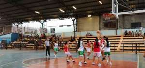 140 menores participan en torneo de baloncesto