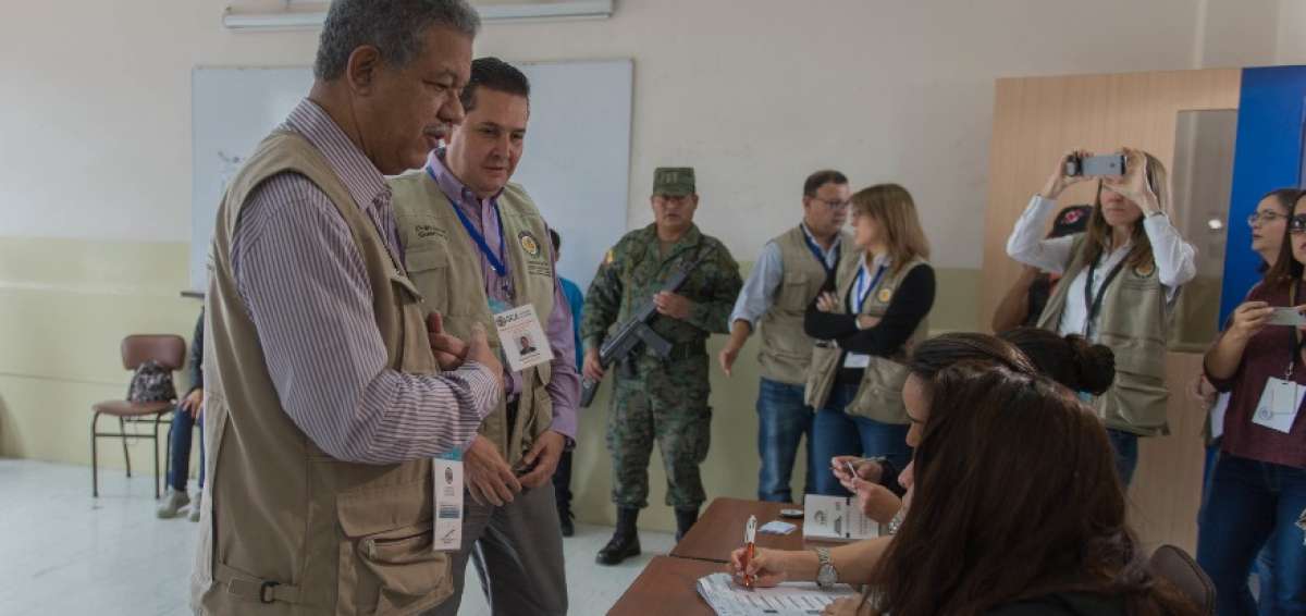 Leonel Fern&aacute;ndez (izq.), presidente de los Observadores de la OEA, asisti&oacute; a la Universidad Salesiana de Quito.