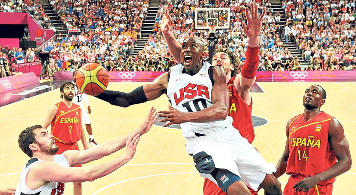 La carrera internacional de Bryant (centro) con la camiseta de la selecci&oacute;n estadounidense comenz&oacute; en 2006. Foto: AFP