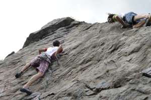Los deportistas Roberto Morales (izquierda) y Felipe Guarderas escalaron el mi&eacute;rcoles pasado,  sin arn&eacute;s, una roca en el norte de Quito. Foto: Miguel Jim&eacute;nez/EL TEL&Eacute;GRAFO