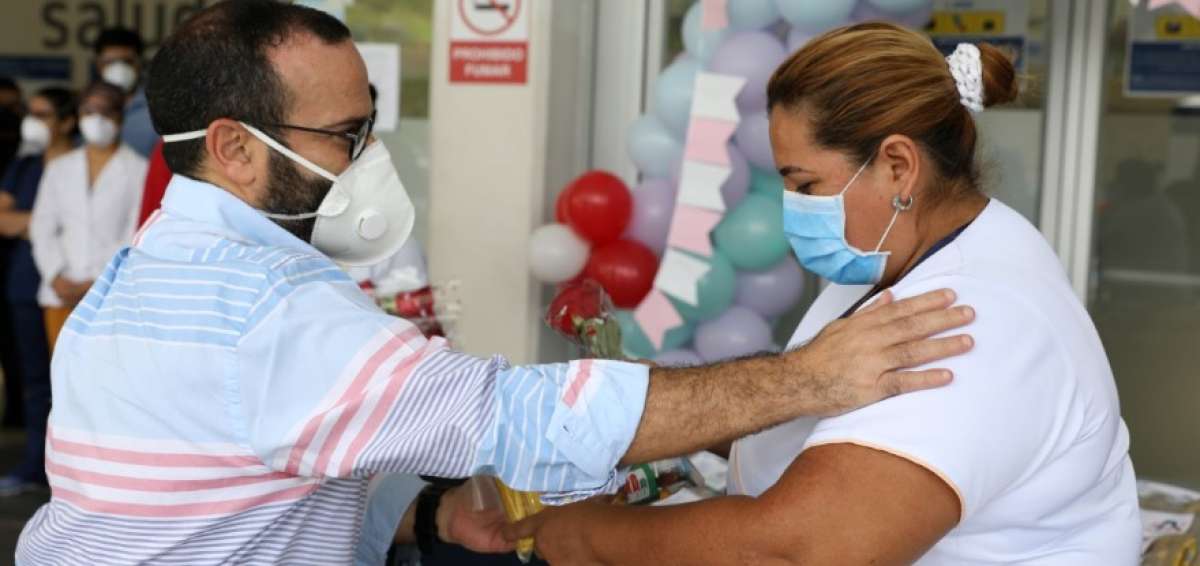 Personal y pacientes del Hospital Los Ceibos reciben serenata por el D&iacute;a de la Madre