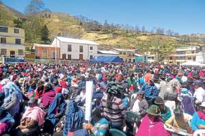 Una multitud de personas, que esperaba acceder a sus escrituras, asisti&oacute; ayer a la plaza de Tix&aacute;n. Foto: Elizabeth Maggi / para El Tel&eacute;grafo  