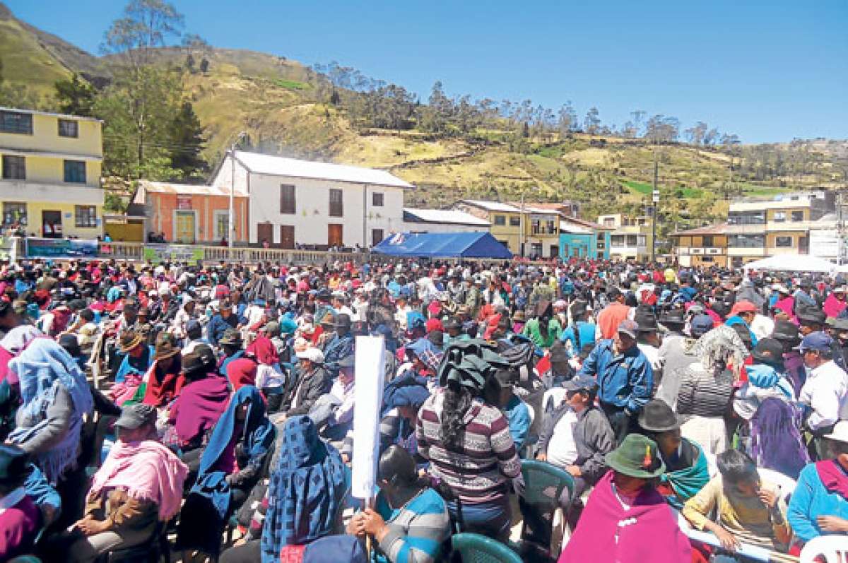 Una multitud de personas, que esperaba acceder a sus escrituras, asisti&oacute; ayer a la plaza de Tix&aacute;n. Foto: Elizabeth Maggi / para El Tel&eacute;grafo  