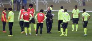 Luiz Felipe Scolari (c.) realiz&oacute; varios cambios en la alineaci&oacute;n titular del equipo brasile&ntilde;o. Foto: AFP