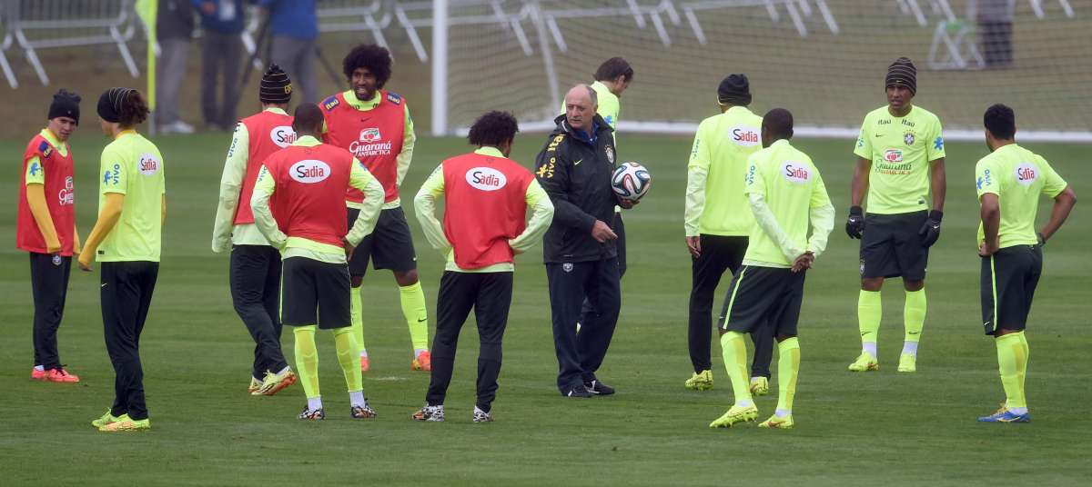 Luiz Felipe Scolari (c.) realiz&oacute; varios cambios en la alineaci&oacute;n titular del equipo brasile&ntilde;o. Foto: AFP